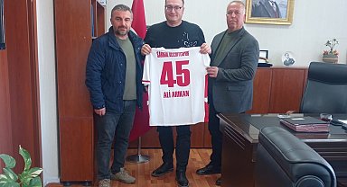 Şampiyon takımdan Sarıgöl Kaymakamı Arıkan'a hatıra forma