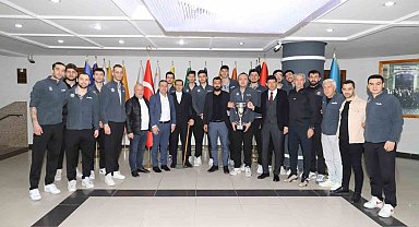 Şampiyon voleybol takımı kupayı Başkan Özcan'a teslim etti
