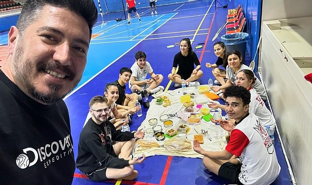 Şampiyonaya hazırlanan 'altın jenerasyon' spor salonunda iftar yaptı