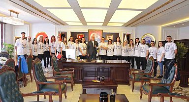 Şampiyonlar kupayı başkana emanet etti