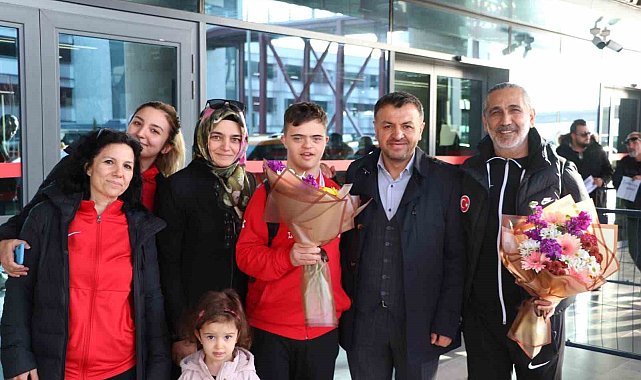 Şampiyonlara çiçekli karşılama