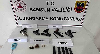 Samsun'da bir evde 5 tabanca ele geçirildi