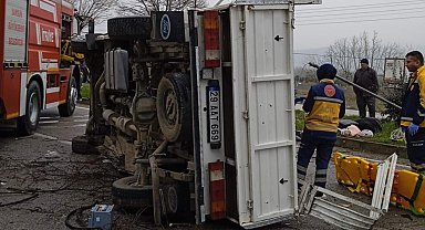 Samsun'da yoldan çıkan kamyon aydınlatma direğine çarptı: 4 yaralı