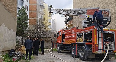 Sandıklı'da ev yangını, itfaiyenin alevlere müdahalesi sürüyor