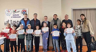 Satranç turnuvasında dereceye girenler ödüllendirildi