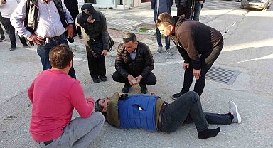 Seçim ofisi önündeki kazada yaralanan sürücüye ilk müdahale başkan adayı doktordan