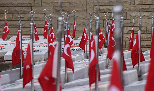 Şehit mezarlarını görenler duygusal anlar yaşadı