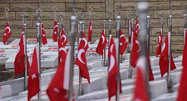 Şehit mezarlarını görenler duygusal anlar yaşadı