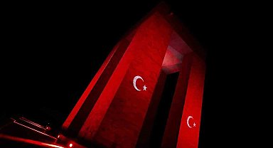 Şehitler Abidesi 18 Mart gününe özel ışıklandırıldı