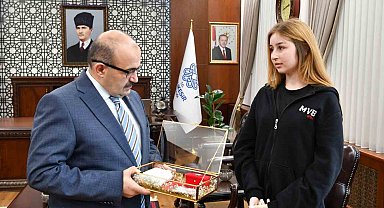 Şehitlikten gelen toprak ve bayrak Vali Ustaoğlu'na teslim edildi