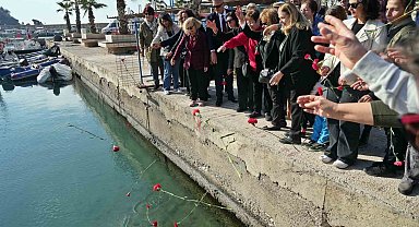 Selanik mübadillerinin Antalya'ya gelişinin 100'üncü yılında denize kırmızı karanfiller bırakıldı