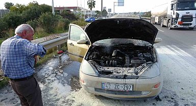 Seyir halinde alev alan otomobilin yardımına vatandaşlar koştu