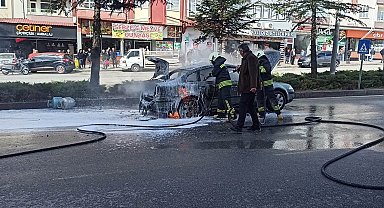 Seyir halindeki LPG'li otomobil alev topuna döndü