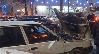 Seyir halindeki otomobil alev aldı