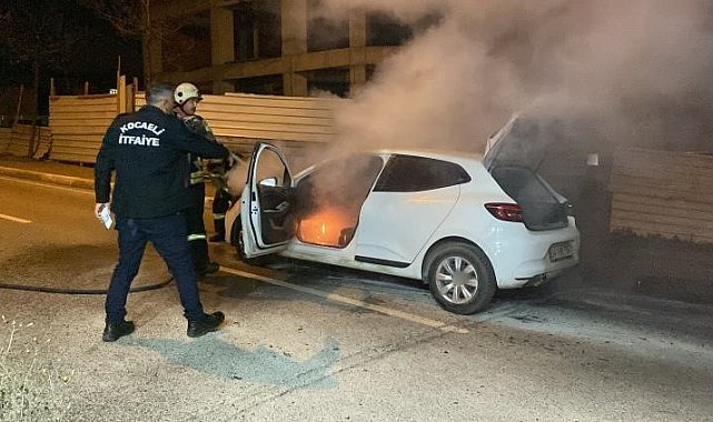 Seyir halindeki otomobil alev alev yandı