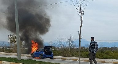 Seyir halindeki otomobil alevlere teslim oldu