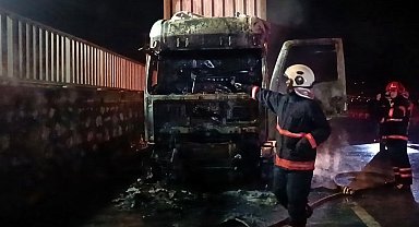 Seyir halindeyken yanan tır küle döndü