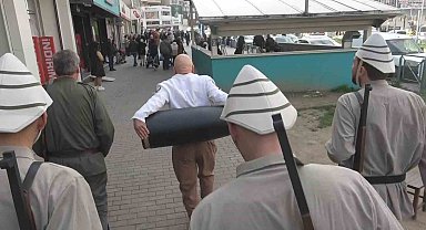 Seyit Onbaşı sırtındaki top mermisi ile metroya bindi, vatandaşlar duygulandı..