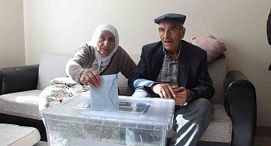 Seyyar sandık, evlerinden çıkamayan seçmenlerin ayağına gitti