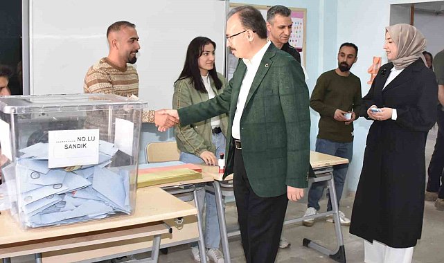 Siirt Valisi Dr. Kemal Kızılkaya, eşi ile birlikte oy kullandı