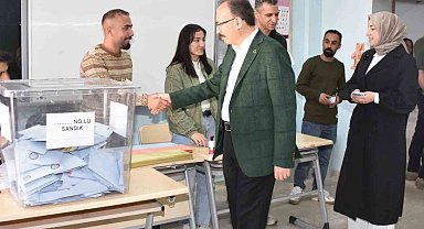Siirt Valisi Dr. Kemal Kızılkaya, eşi ile birlikte oy kullandı
