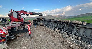 Siirt'te güneş paneli taşıyan tır devrildi: 1 yaralı