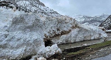 Siirt'te kar nedeniyle yolda mahsur kalan araçlar kurtarıldı