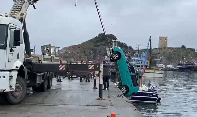 Şile Limanı'nda gece saatlerinde denize düşen otomobil çıkartıldı