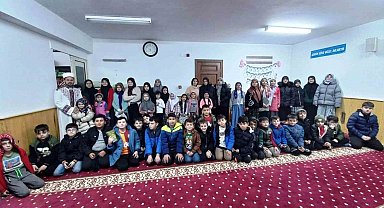 Simav'da mukabele, yatsı ve teravih namazına gelen çocuklara Cami Market'ten ücretsiz alışveriş