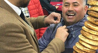 Simitçi harçlığı kimden alırsa ibreyi o yöne çeviriyor