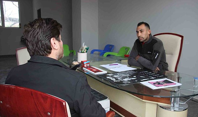 Sıra dışı muhtar adayı açtığı seçim ofisinde mahalleliyi ağırlayıp, sorunlarını dinliyor