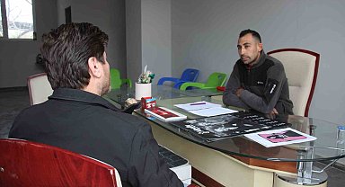 Sıra dışı muhtar adayı açtığı seçim ofisinde mahalleliyi ağırlayıp, sorunlarını dinliyor