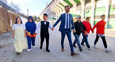 Sıra dışı muhtar adayı down sendromlu çocuklarla birlikte oy istedi