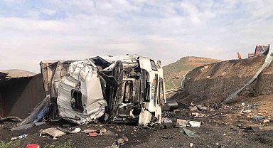 Şırnak'ta devrilen tırın sürücüsü yaralandı