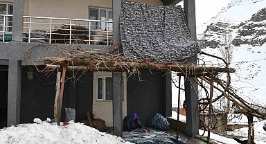 Şırnaklı annelerin kışın soğuk ile mücadeleleri sürüyor