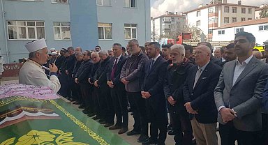 Site bahçesinin duvarından düşerek hayatını kaybeden kadın son yolculuğuna uğurlandı