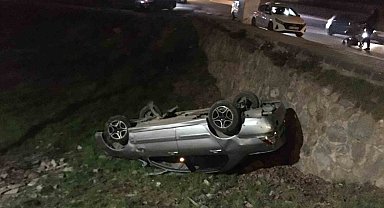Sitenin bahçesine düşen otomobilden alkol şişesi çıktı: 1 ağır yaralı