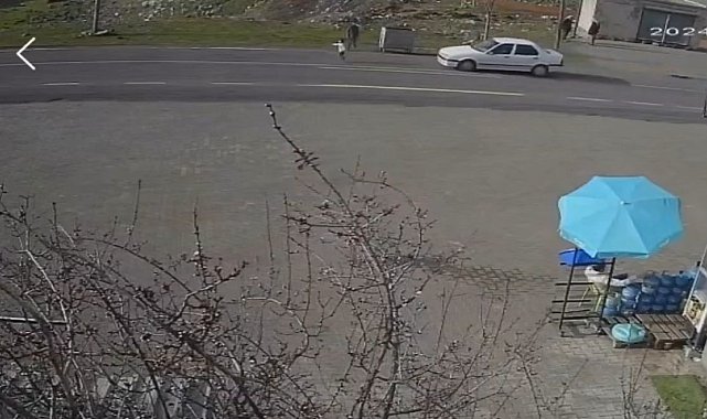Siverek'te otomobilin çocuğa çarpma anı güvenlik kamerasında
