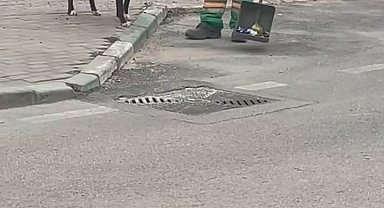 Sokak köpeğinin sırtını süpürge ile temizleyen görevli yüzleri gülümsetti