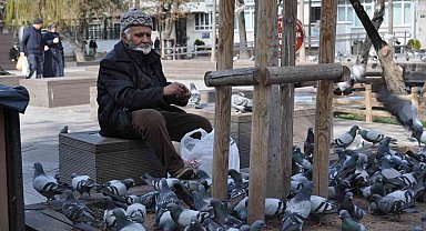 Sokaktaki kuşları yıllardır büyük bir özenle besliyor