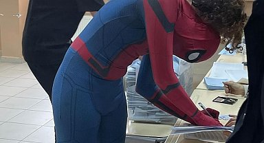 Spiderman kıyafeti ile oy kullandı
