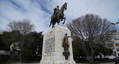 Sultan Abdülaziz'in emanetinin üzerine, İBB'nin korumaya aldığı İsmet İnönü heykeli dikildi