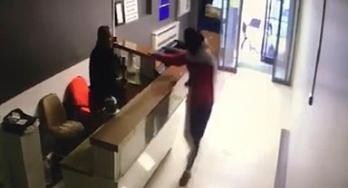 Sultangazi'de dehşet anları kamerada: Maskeli 4 kişi kalaşnikofla işyerini basıp bekçiyi rehin aldı