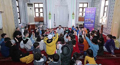 Sultangazili Çocuklar Sertaç Abi ile cami buluşmalarında bir arada