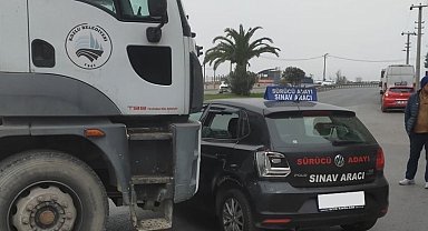 Sürücü kursu aracı kaza yaptı