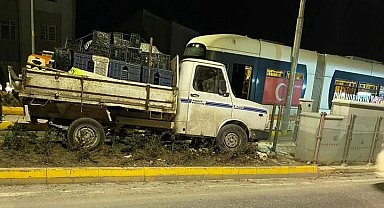 Sürücüsünün direksiyon hâkimiyetini kaybettiği kamyonet tramvay durağına çarptı