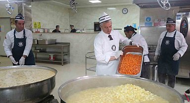 Tahmazoğlu vatandaşlar için kendi elleriyle yemek yaptı