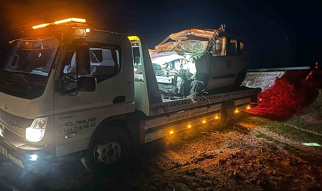 Takla atıp şarampole devrilen araçta 4 kişi yaralandı