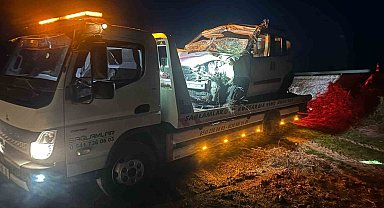 Takla atıp şarampole devrilen araçta 4 kişi yaralandı