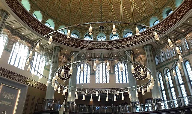 Taksim Camii gül suyuyla yıkandı